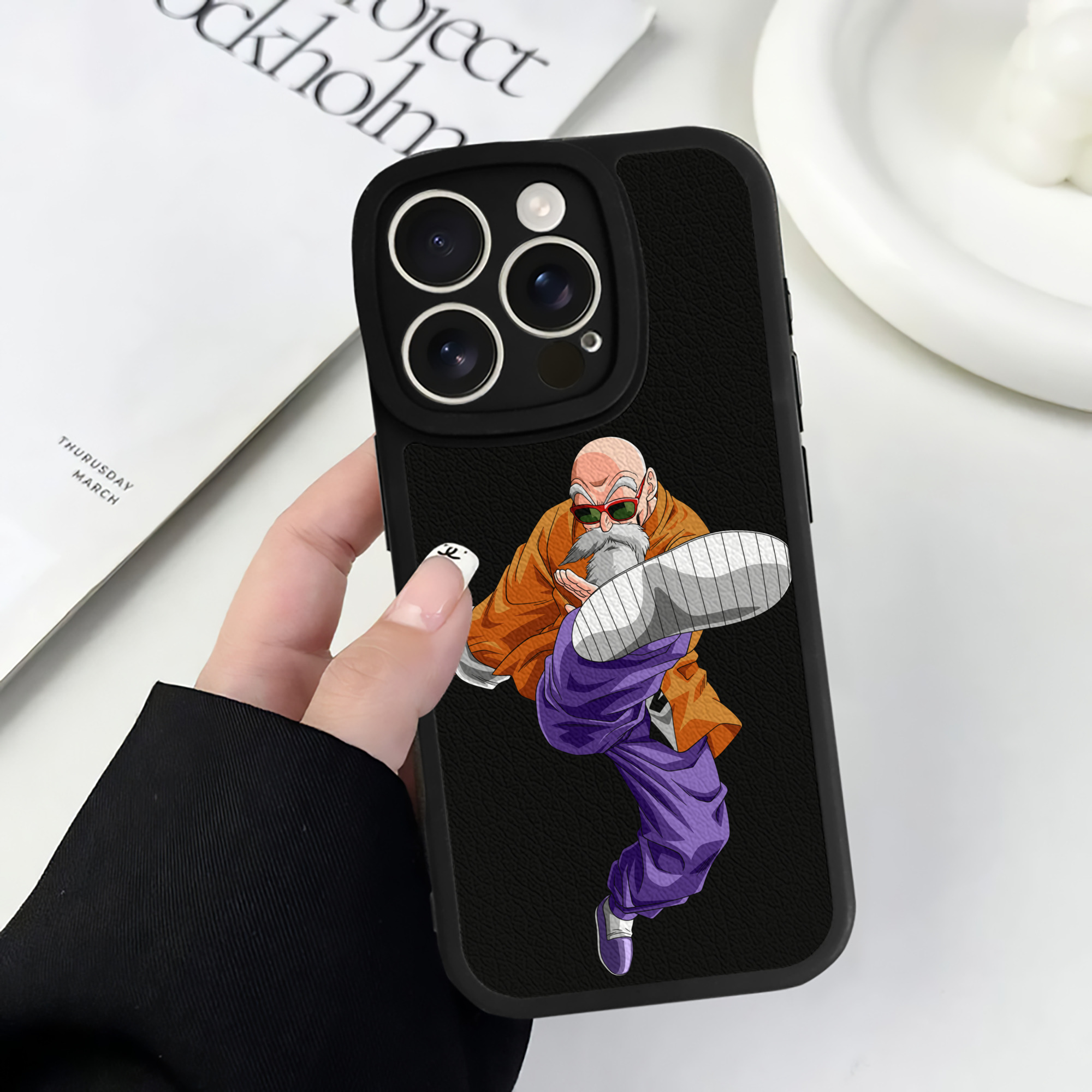 （画像用） ドラゴンボール 亀仙人（かめせんにん） DRAGON BALL Master Roshi Kame Sennin 【iPhone 16シリーズ対応】シリコンスマホケース（レザー調） 材質：シリコン